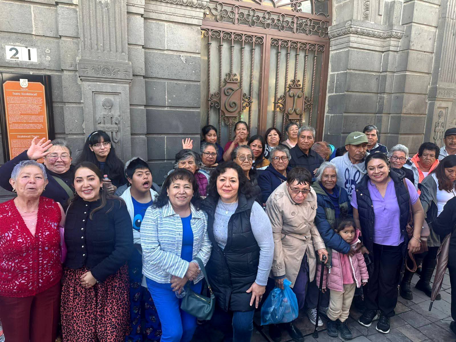 Abuelitos de Chiautempan presentan obra de títeres en el Teatro Xicohténcatl